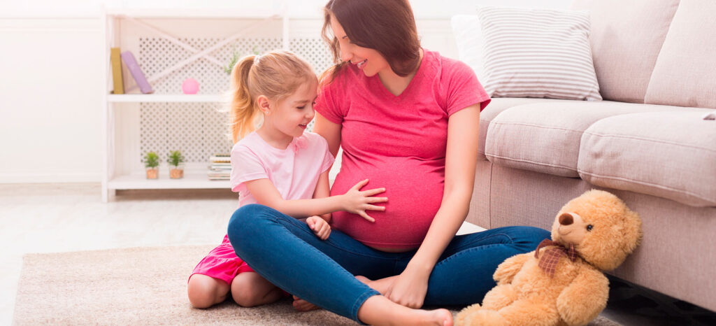Psicología perinatal Madre embarazada, hija y hermano o hermana en embarazo